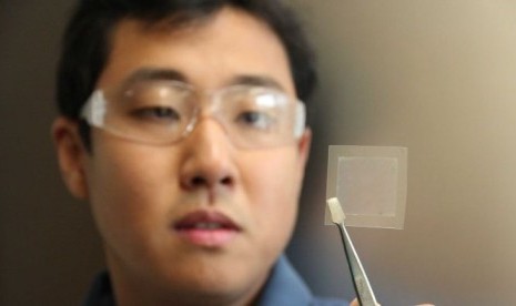 Dong Han Seo, peneliti CSIRO dengan selembar film graphene yang dibuat dengan cara baru.