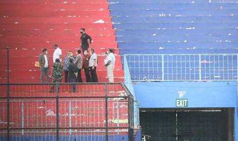 Doni Monardo (kiri) memimpin Tim Gabungan Independen Pencari Fakta (TGIPF) saat investigasi di Stadion Kanjuruhan, Malang, Jawa Timur.