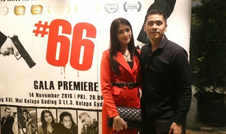 Donita (kiri) bersama suami Adi Nugroho dalam premiere film #66