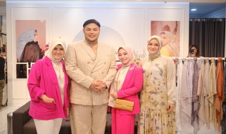  Donna Prive juga mau menunjukkan perkembangannya dalam industri Modest Fashion di tanah air. Gerai butik ke-3 Donna bertempat di lantai 3 Trans Studio Mall Makassar, dan diresmikan pada hari Ahad, (19/6/2022).