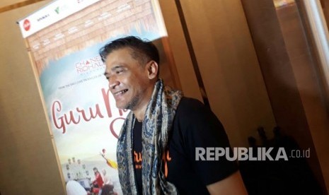 Donny Damara berperan sebagi Mukri saat diwawancara oleh wartawan dalam peluncuran official trailer dan original soundtrack film Guru Ngaji, Senin (19/2). 