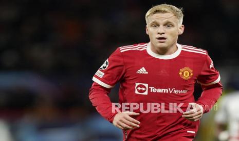 Nama Donny van de Beek tak disertakan dalam skuad Manchester United (MU) yang akan tampil di babak penyisihan Grup Liga Champions musim 2023/2024.