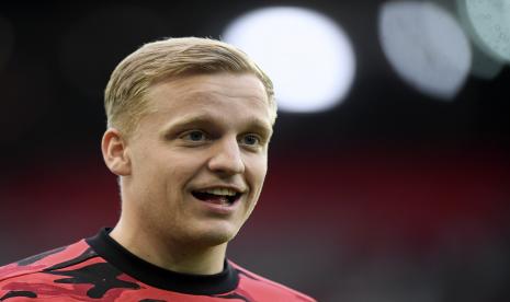 Donny van de Beek dari Manchester United saat pemanasan sebelum pertandingan sepak bola Liga Utama Inggris antara Manchester United dan Liverpool, di stadion Old Trafford di Manchester, Inggris, Kamis, 13 Mei 2021. 