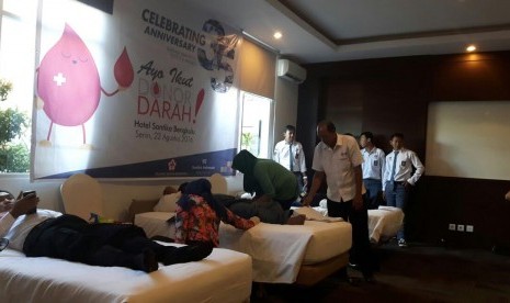 Donor darah dalam rangka ulang tahun Hotel Santika.