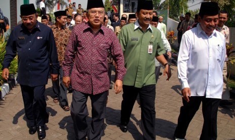 DONOR DARAH NU. Ketua Palang Merah Indonesia (PMI) Pusat, Jusuf Kalla (2 kiri), didampingi Wagub Jatim, Saifullah Yusuf ( 2 kanan), Ketua PMI Jatim, Imam Utomo (kiri) dan Ketua PWNU Jatim, Mutawaqqil Alalallah, berjalan di lokasi pelaksanaan 'Donor Darah 1