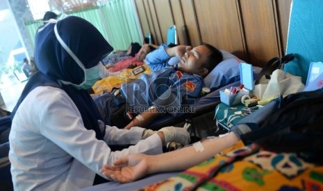 Sejumlah pegawai melakukan donor darah di Komplek Parlemen Senayan, Jakarta, Rabu (20/5).  (Republika/ Wihdan)