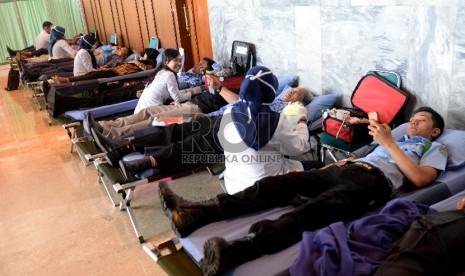 Sejumlah pegawai melakukan donor darah di Komplek Parlemen Senayan, Jakarta, Rabu (20/5).  (Republika/ Wihdan)