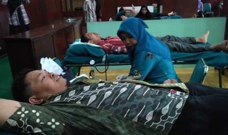 Donor darah yang menjadi salah satu acara Tabligh Akbar Republika 2016 digelar di Masjid Syuhada Yogyakarta, Jumat (30/12).