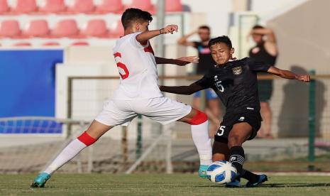 Dony Tri Pamungkas (kanan) saat membela timnas Indonesia U-20 melawan Turki U-20 dalam laga uji coba.