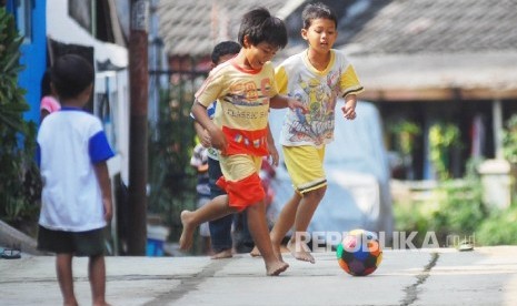 Dorong anak bergaya hidup aktif agar terhindar dari obesitas.