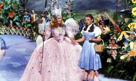 Dorothy (kanan) dalam film The Wizard of Oz