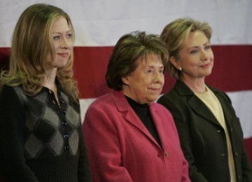 Dorothy Rodham (tengah) diapit dengan putrinya Hillary Clinton (kanan) dan cucunya Chelsea Clinton (kiri)