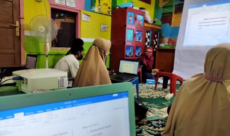 Dosen BSI (Bina Sarana Informatika) Fakultas Teknologi Informasi Program Studi Teknologi Komputer mengadakan kegiatan Pengabdian Mayarakat (PM)  berupa pelatihan komputer khususnya Microsoft Office. Kegiatan ini dilaksanakan di RA. UPEKA II, Kelurahan Sungai Bambu Kecamatan Tanjung Priok Jakarta Utara, pada Sabtu (28/11), lalu.