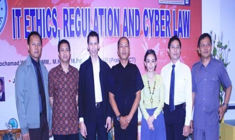 Dosen BSI dan praktisi IT Mochammad Wahyudi (kiri), dan Direktur BSI Naba Aji Notoseputro (ketiga dari kiri) seusai Seminar Nasional IT, Ethics, Regulation and Cyber Law I beberapa waktu lalu.