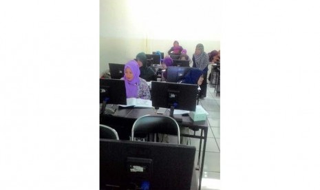 Dosen BSI melatih ibu PKK gunakan Microsoft Excel untuk membuat laporan.