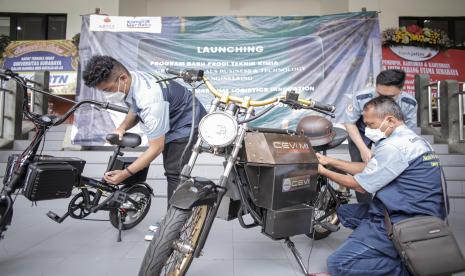 Dosen dan mahasiswa Fakultas Teknik Universitas Surabaya menyiapkan sepeda listrik (CEVI B1) dan sepeda motor listrik (CEVI M1) saat peluncuran sepeda dan motor listrik tersebut pada peringatan Hari Jadi ke-54 Universitas Surabaya di Surabaya, Jawa Timur, Jumat (11/3/2022). Sepeda dan motor listrik yang dirancang oleh dosen dan mahasiswa Universitas Surabaya itu diharapkan menjadi salah satu inovasi kendaraan listrik dan solusi kebutuhan kendaraan listrik bagi masyarakat. 