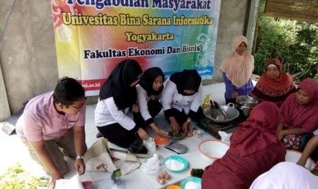 Dosen dan mahasiswa UBSI Yogyakarta memberikan pelatihan cara membuat keripik daun kelor kepada warga Desa Bawuran.