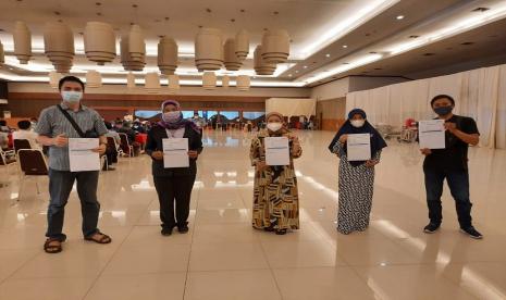 Dosen dan tenaga pendidik dipilih oleh pemerintah sebagai salah satu prioritas penerima vaksin covid-19. Demi menjaga kesehatan para dosen dan tenaga pendidik, kampus Universitas BSI (Bina Sarana Informatika) Tasikmalaya turut serta melakukan vaksinasi yang bertempat di Gedung Graha Asia Tasikamalaya, Senin (31/5). 