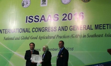  Dosen Departemen Agribisnis, Fakultas Ekonomi dan Manajemen (FEM) IPB, Siti Jahroh meraih penghargaan International Society for Southeast Asian Agricultural Sciences (ISSAAS) Young Scientist Award 2016.