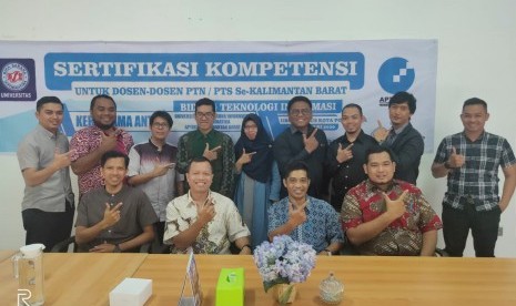 Dosen-dosen (peserta) Serkom Skema Programmer dan Sistem Analis yang diselenggarakan di UBSI Kampus Pontianak.