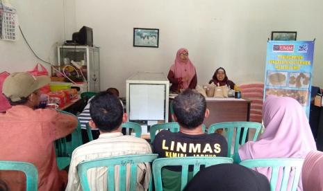 Dosen Fakultas Peternakan Pertanian Universitas Muhammadiyah Malang (UMM), Asmah Hidayati dan Khusnul Khatimah melakukan pengabdian di Desa Kemiri, Kecamatan Jabung, Kabupaten Malang. 