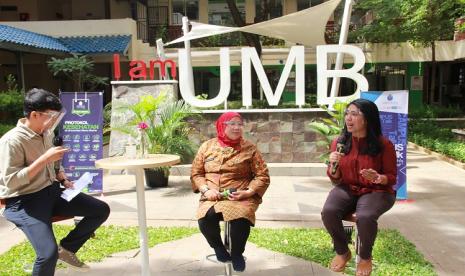  Dosen Fakultas Psikologi Universitas Mercu Buana, Aulia Kirana MPsi Psikolog (kanan) memapakan presentasinya dalam Program UMB Campus Talk Virtual Part XX, mengusung tema “Pengelolaan Jadwal Belajar Mandiri Di Masa Pandemi” bertempat di Edupark I AM UMB, Universitas Mercu Buana, Jakarta.