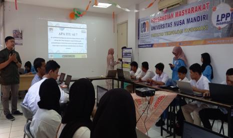 Dosen Fakultas Teknologi Informasi (FTI) Universitas Nusa Mandiri (UNM) mengadakan pelatihan berbasis Artificial Intelligence (AI) untuk Remaja Islam Al Hikmah (RISMAH) pada 7 September 2024.