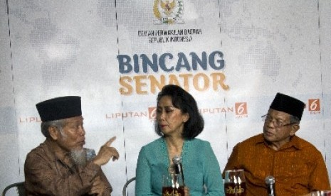 Dosen Hukum Tindak Pidana Pencucian Uang Universitas Trisakti Yenti Garnasih (tengah).