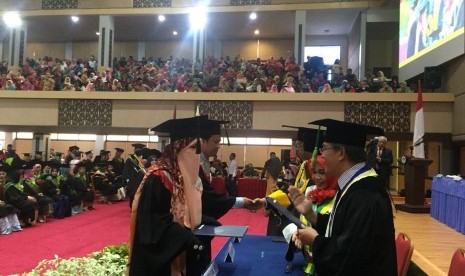 Dosen IAIN Bukittinggi Hayati Syafri yang terpaksa libur mengajar karena keputusannya bercadar. Hayati saat mengikuti wisuda doktor di Universitas Negeri Padang (UNP), Jumat (16/3). Wisuda juga dihadiri Kepala Staf Kepresidenan Moeldoko. 