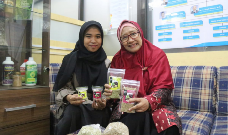 Dosen Ilmu dan Teknologi Pangan (ITP) Universitas Muhammadiyah Malang (UMM), Elfi Anis (kanan) berhasil menciptakan beras analog untuk balita. Inovasi ini dipertegas dengan peluncuran produk beras label Elviza, baru-baru ini.