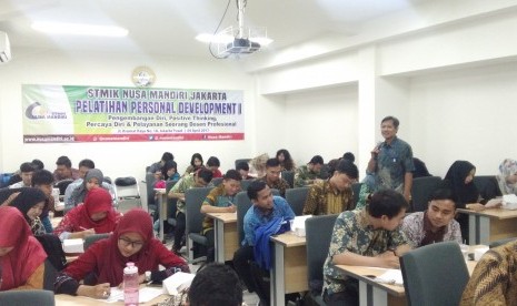 Dosen muda STMIK Nusa Mandiri Jakarta mengikuti pelatihan personal development.