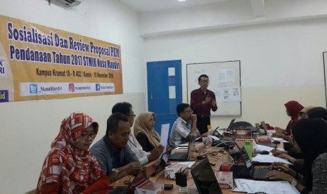 Dosen pendamping PKM mahasiswa STMIK Nusa Mandiri sedang mereview dan menyeleksi proposal pendanaan PKM 2017. 