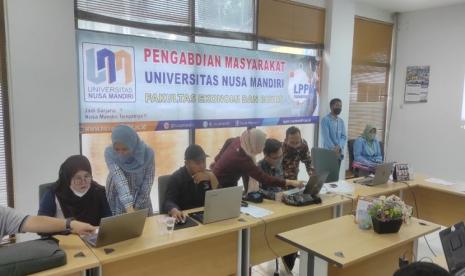 Dosen program studi Bisnis Digital UNM mengadakan pelatihan desain grafis.