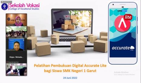 Dosen Pulang Kampung IPB University memberikan pelatihan pembukuan digital dengan aplikasi Accurate Lite bagi siswa SMK Negeri 1 Garut, Tarogong Kidul, Provinsi Jawa Barat, Jumat (24/6).  