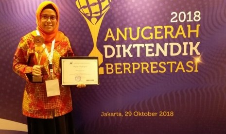  Dosen sekaligus Dekan Fakultas Kedokteran Universitas Yarsi, Rika Yuliwulandari, berhasil menjadi finalis Dosen Sains dan Teknologi Berprestasi pada acara puncak Pemilihan Pendidik dan Tenaga Kependidikan Berprestasi Tingkat Nasional 2018.