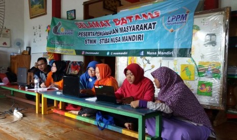 Dosen STMIK Nusa Mandiri memberikan pelatihan komputer bagi guru PAUD Citra, Kelurahan Ragunan.   