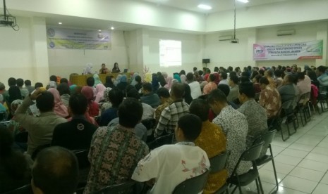 Dosen STMIK Nusa Mandiri mendengarkan penjelasan tentang kewajiban dosen melakukan penelitian.