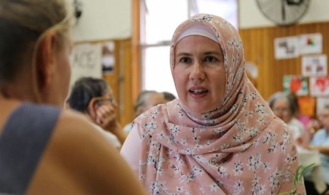 Dosen Studi Islam Zuleyha Keskin sebagai pembicara tamu pada pertemuan perempuan Muslim dan Non Muslim di Lismore, NSW, Australia.