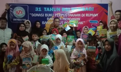 Dosen UBSI Pontianak  bersama anak-anak Rumah Bahagia Kampung Mendawai.