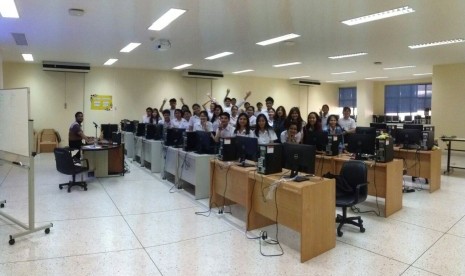 Dosen Universitas Ahmad Dahlan (UAD), Agung Kristanto (kiri) bersama para mahasiswanya di Departemen Teknologi Produksi Fakultas Teknologi Khon Kaen University Thailand. 