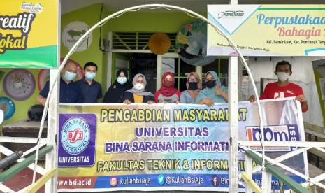 Dosen Universitas BSI (Bina Sarana Informatika) kampus Pontianak sukses menyelenggarakan kegiatan pengabdian masyarakat. Mengusung tema ‘Jago Jualan dengan Sosial Media’, kegiatan ini mengajak para pelaku UMKM di Kampung Caping Pontianak yang terdiri dari ibu-ibu atau ‘emak-emak’ sebutan kekinian, untuk memaksimalkan penggunaan sosial media sebagai sarana marketing, pada Sabtu (3/7) silam. 