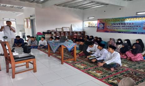 Dosen Universitas BSI (Bina Sarana Informatika) kampus Tasikmalaya sukses menggelar seminar peran teknologi dan media sosial terhadap dunia dakwah.