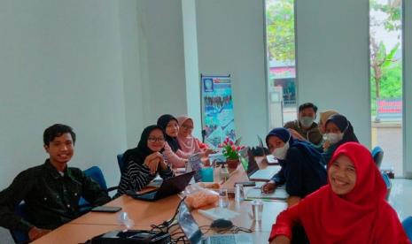 Dosen Universitas BSI (Bina Sarana Informatika) kampus Tegal mendukung peningkatan kompetensi mahasiswa dengan memberikan pelatihan tableau untuk visualisasi data sebagai persiapan mengikuti Turnamen Sains Data (TSDN) kepada mahasiswa.