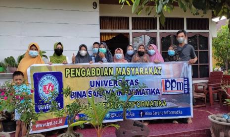 Dosen Universitas BSI (Bina Sarana Informatika) melalui kegiatan pengabdian kepada masyarakat, memberikan edukasi tentang bahaya hoaks. Selain itu mereka juga mensosialisasikan bagaimana cara memerangi hoaks pada masyarakat di RT 02 RW 04 Kelurahan Kota Baru Kecamatan Pontianak Selatan.