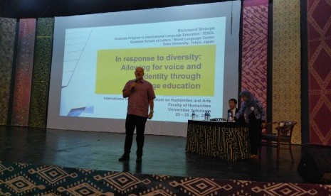 dosen Universitas Soka Jepang Dr Richmond Stroupe sedang mempresentasikan hasil risetnya dalam inusharts di Kompleks UI Depok pada Selasa 23 Juli 2019