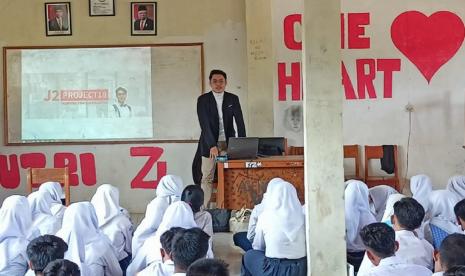 Dosen UNM hadir menjadi pemateri dalam kegiatan MPLS di SMK Harapan Ciseeng.