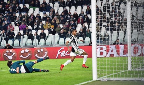 Pemain Juventus Douglas Costa (kanan) menjebol gawang Genoa yang dikawal Mattia Perin (kiri) pada lanjutan Liga Italia Serie A 2017/2018 di Stadion Allianz, Turin, Italia, Selasa (23/1) dini hari WIB.