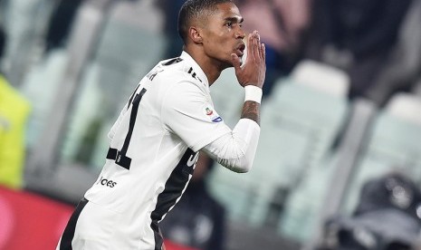 Pemain Juventus Douglas Costa meninggalkan Turin menuju Brasil di tengah pandemi Covid-19. (EPA-EFE/ALESSANDRO DI MARCO)