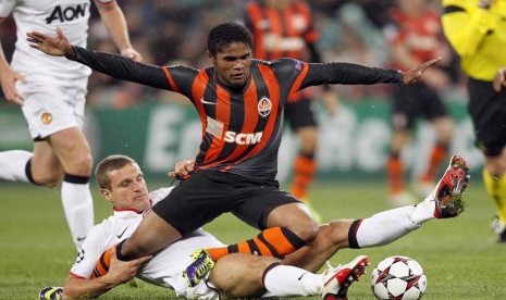 Douglas Costa (atas) 