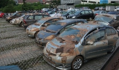 Dozens cars have been evacuated from Plaza UOB's basement in Jakarta. (file photo)